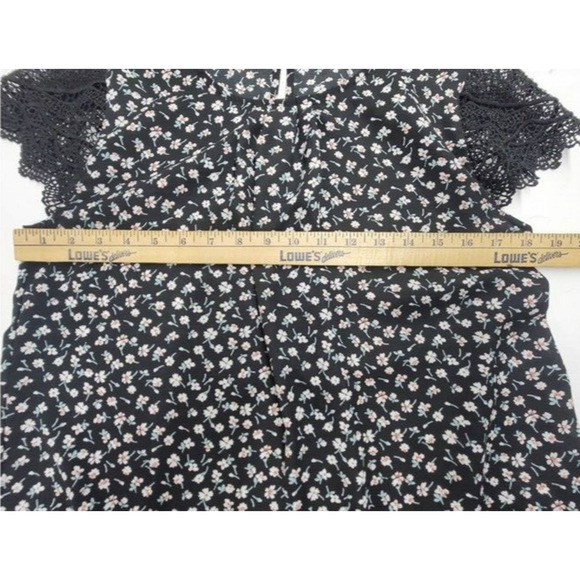 Womens Active USA Shirt Size Medium Black Floral Lace Cap Sleeve - Picture 6 of 8